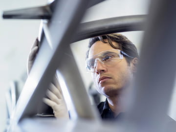 ingeniero que trabaja con productos